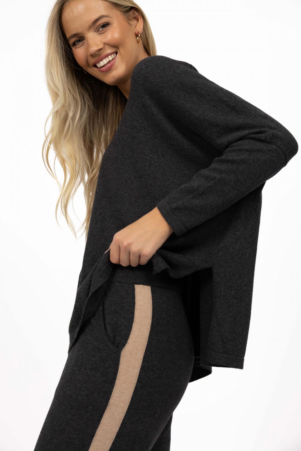 humidity-grande-sweater-charcoal 3