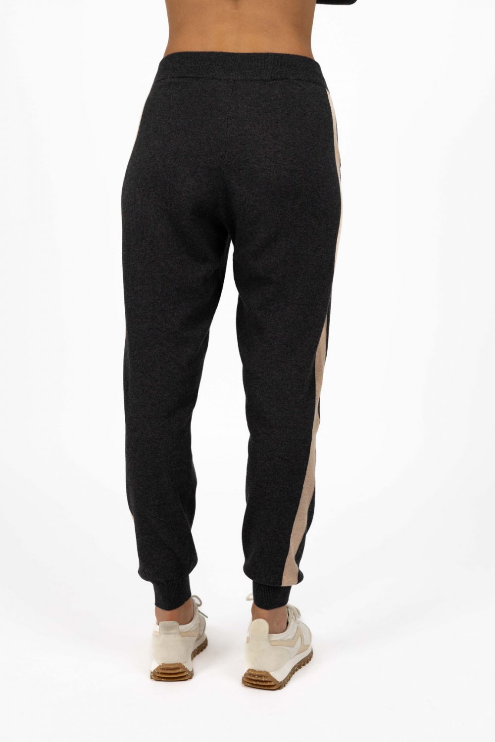 humidty-contrast-merci-pant-charcoal 3
